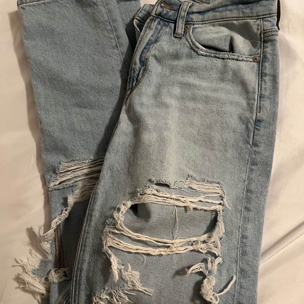 AMERICAN EAGLE RIPPED STRAIGHT LEG JEANS